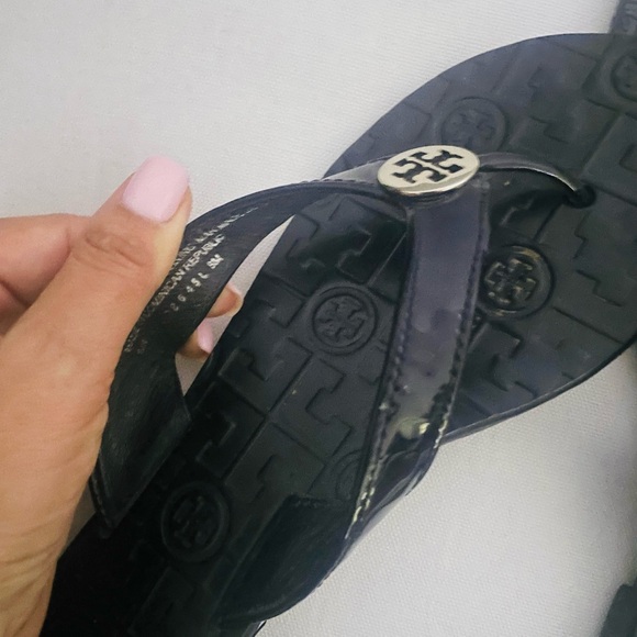 Tory Burch thora patent leather flip flop in black - Picture 3 of 4